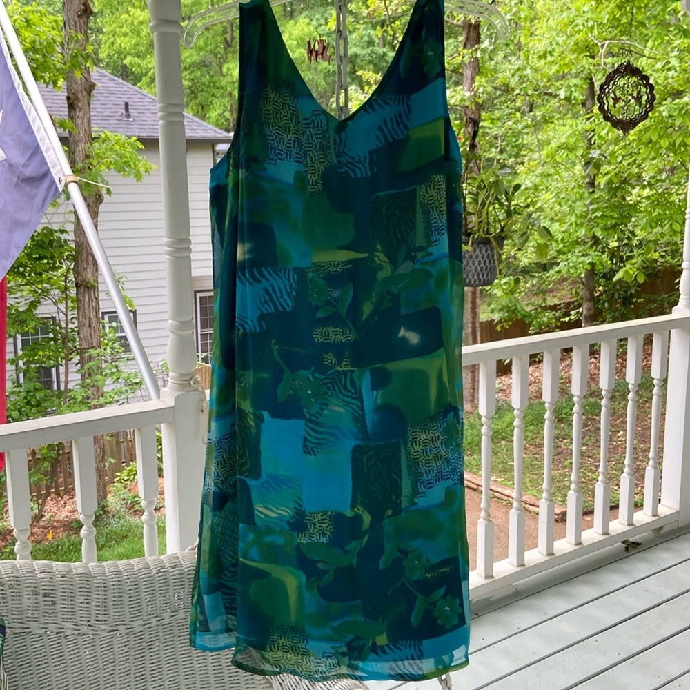 Robbie Bee fully lined V neck front & back silk sleeveless blue & green dress.